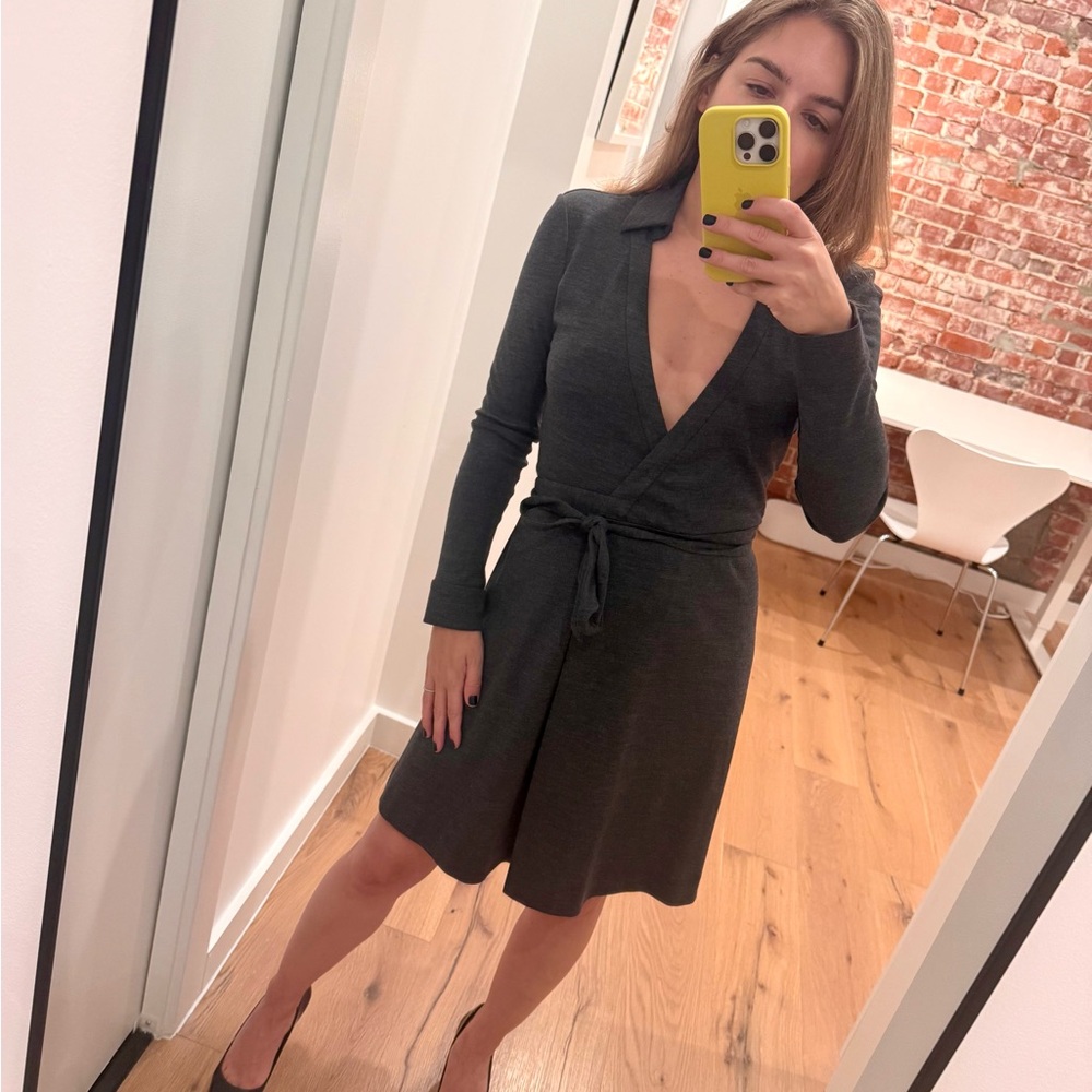 DVF DIANE VON FURSTENBERG Gray Wool Wrap Dress with Collar Size 0 XS